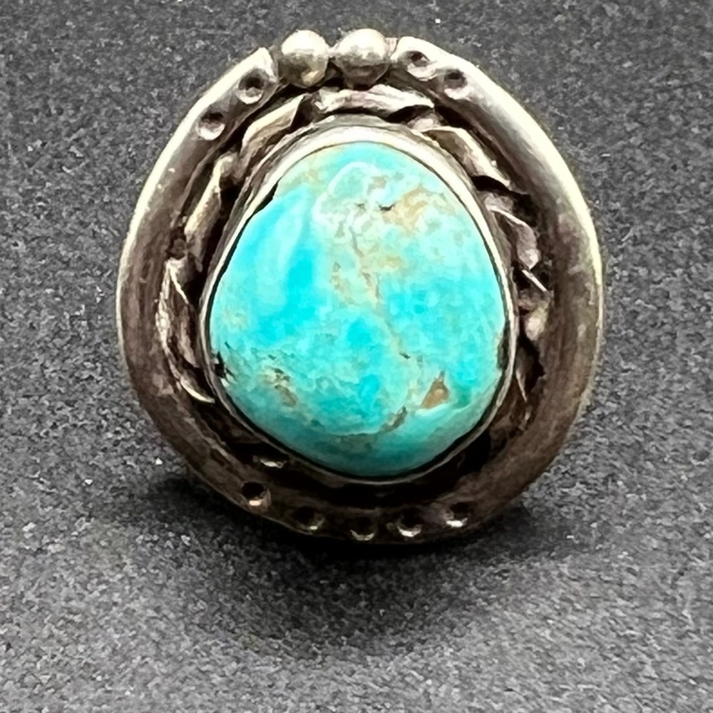 Elegant Silver and Turquoise Ring